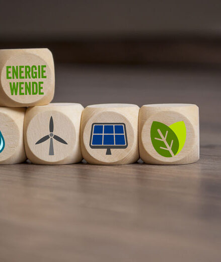 Würfel mit erneuerbare Energie Clean Energy Energiewende; Foto: Adobe Stock; Nr: 226315655; Stockwerk-Fotodesign