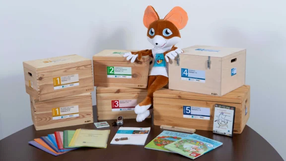 Erneuerbare Energien & Nachhaltigkeit entdecken: mit „Energie-Hopping“ Das neue Set „Energie-Hopping“ mit Rennmaus-Puppe, Arbeitsblättern, Handbuch und Kinderbüchern.