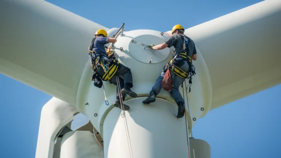 Inspektion eines Windrads von Ingenieuren