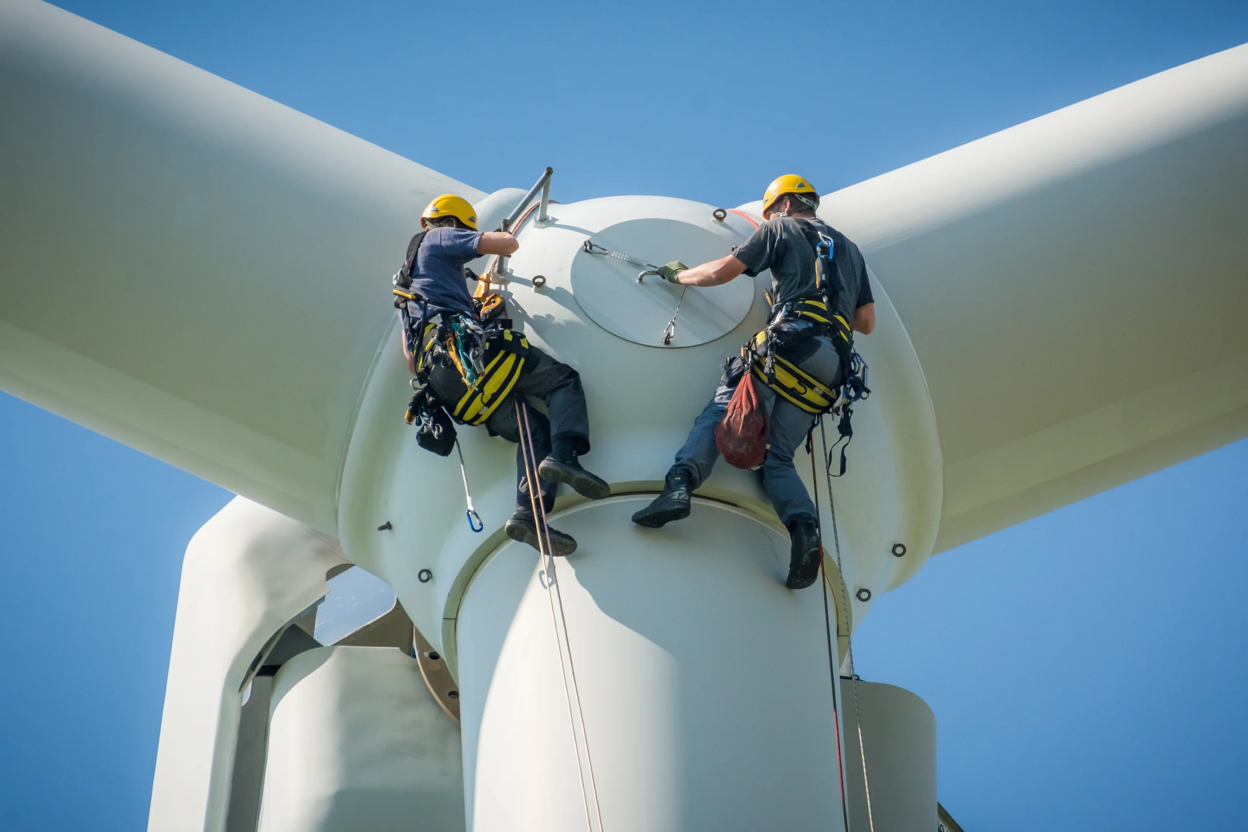 Inspektion eines Windrads von Ingenieuren