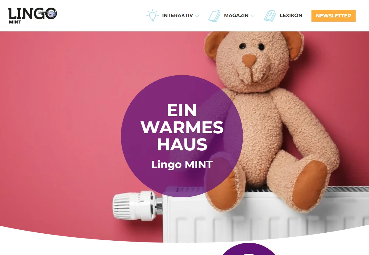 Ein Kuschelbär sitzt auf einer Heizung. In der Überschrift steht: Ein warmes Haus.