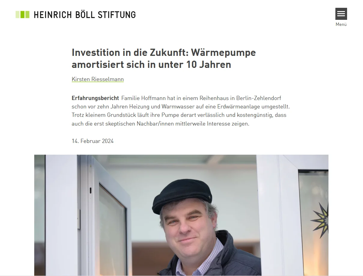 Das Bild zeigt einen Screenshot eines Berichts auf der Seite der Heinrich-Böll-Stiftung. Auf einem Foto blickt ein Mann mit Schiebermütze freundlich rein. Es geht in dem Bericht um die Investition in die Wärmepumpe.