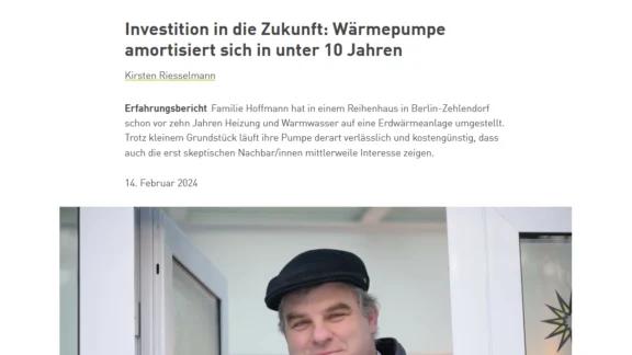 Linktipp: Erfahrungsbericht Wärmepumpe Ein Mann mit Schiebermütze schaut glücklich in die Kamera.